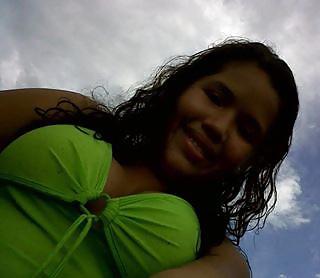 8P Latinas cleavage and downblouse