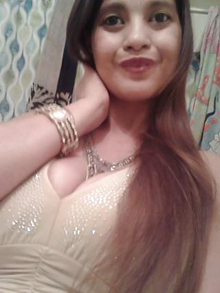 8P Latinas cleavage and downblouse