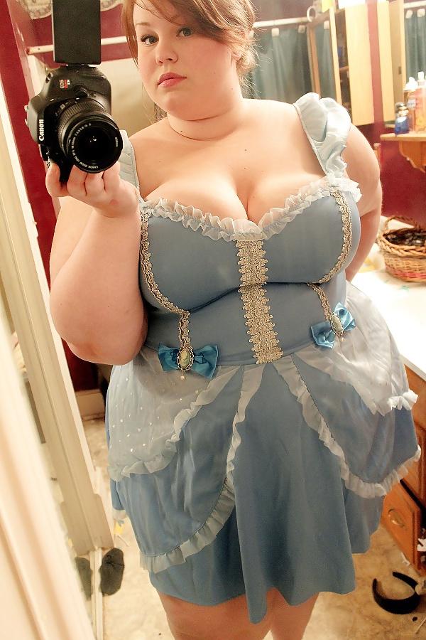 25P BBW Cleavage Gallery #1