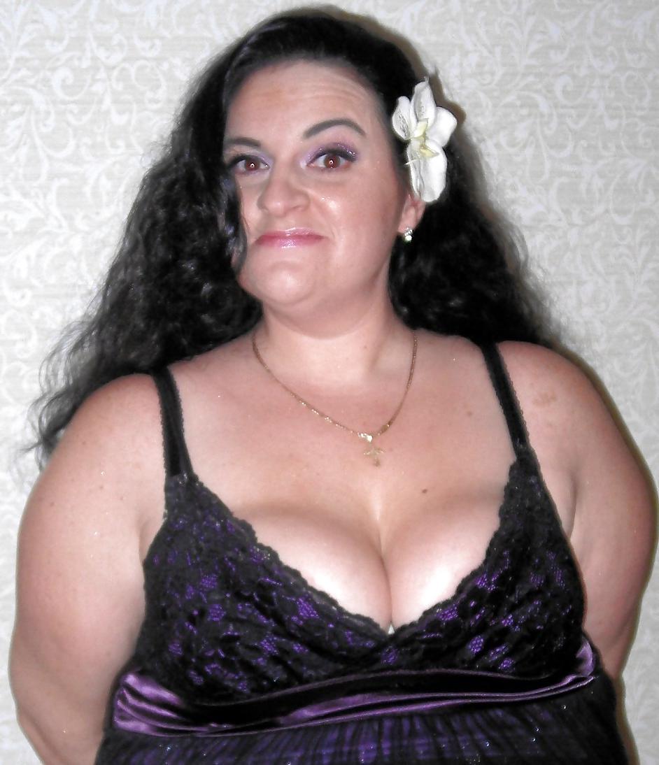 25P BBW Cleavage Gallery #1