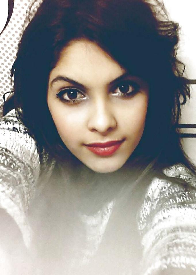12P Incredible sexy turkish teen! How would you fuck her?