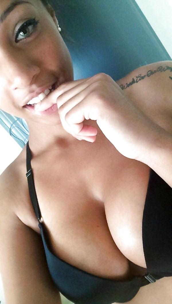 14P Awesome Cleavage