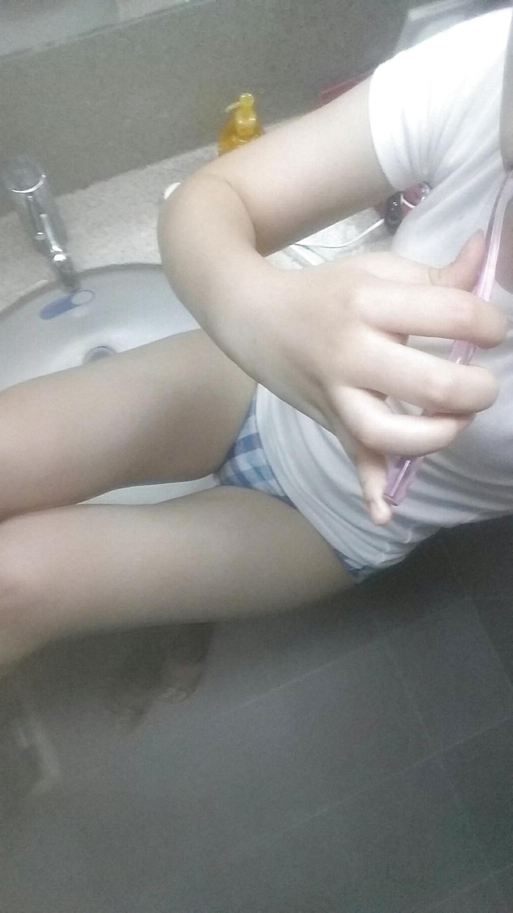 25P Korean girl takes self pics