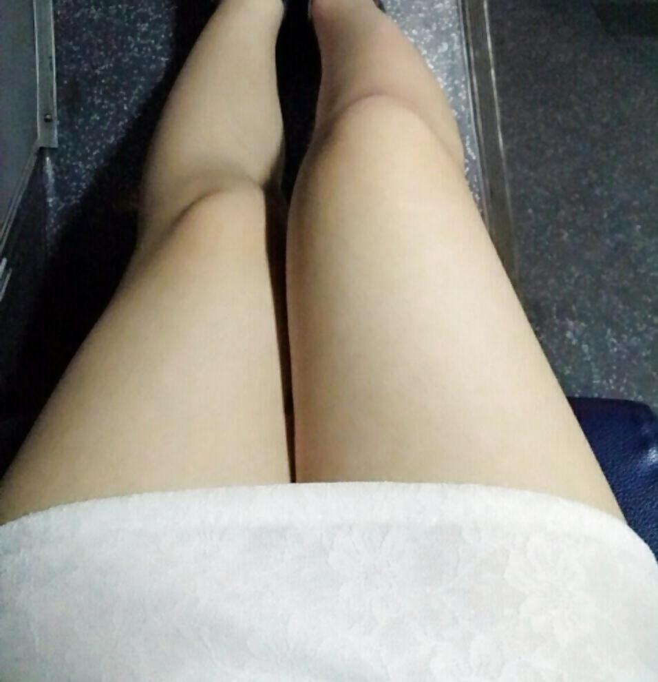 25P Korean girl takes self pics