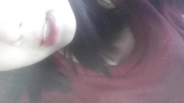 25P Korean girl takes self pics