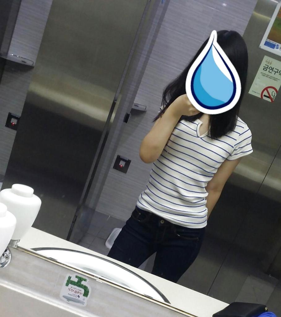 25P Korean girl takes self pics