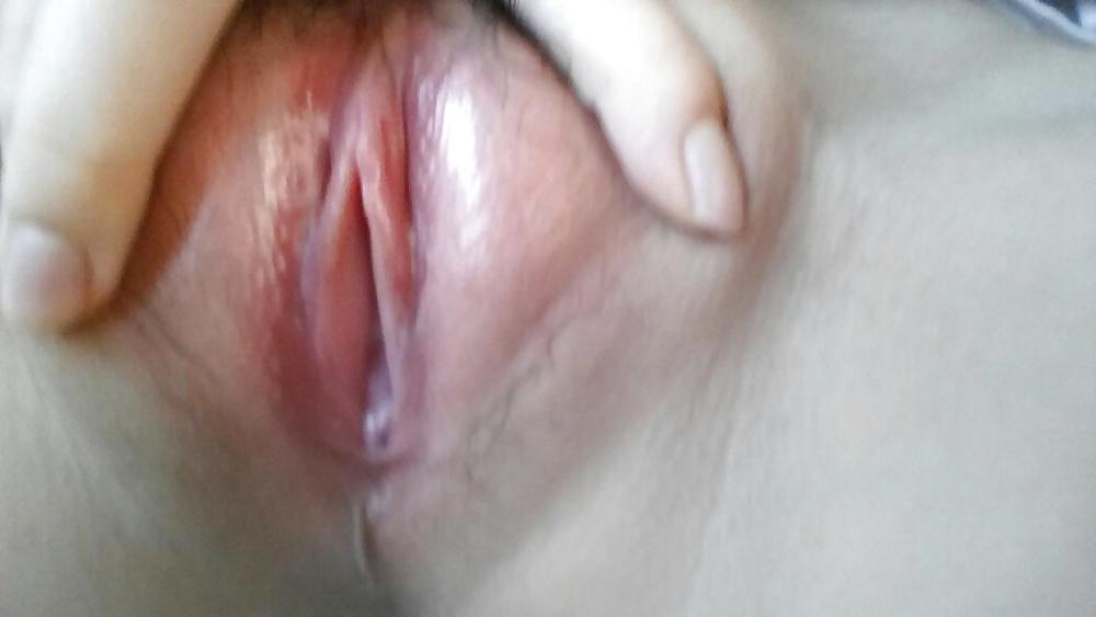 25P Korean girl takes self pics
