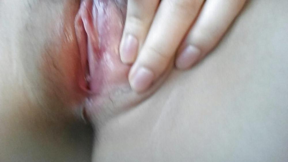 25P Korean girl takes self pics