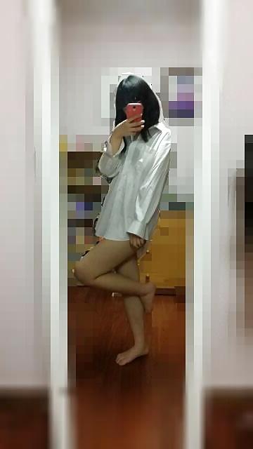 25P Korean girl takes self pics