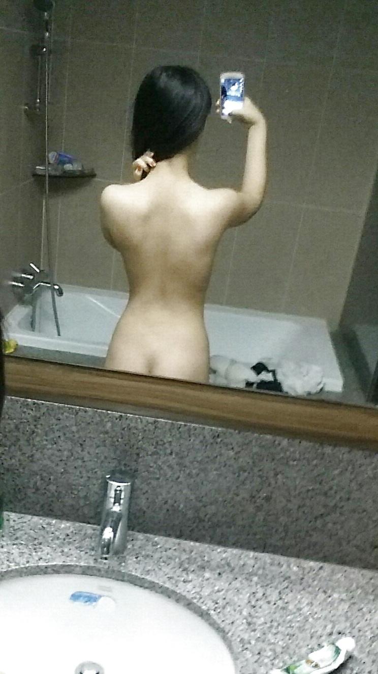 25P Korean girl takes self pics