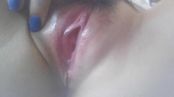 25P Korean girl takes self pics