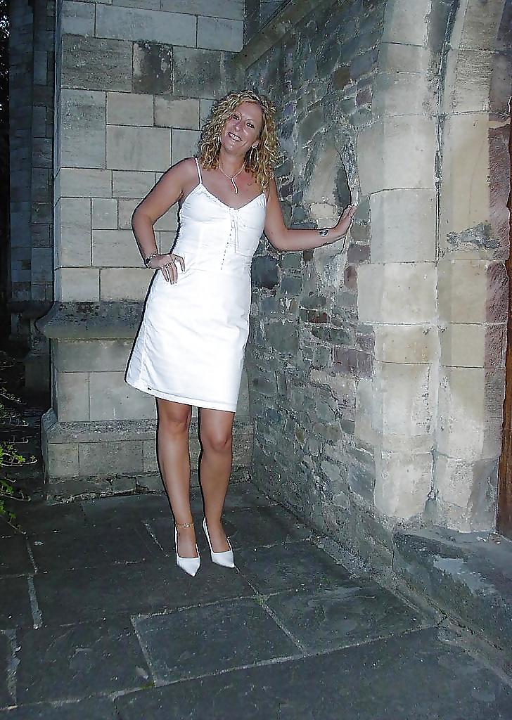 5P British Wife Toni