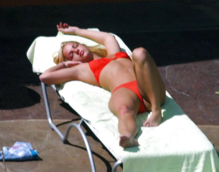 10P BRITNEY SPEARS FLAUNTING HER ASS AND PUSSY IN A RED BIKINI