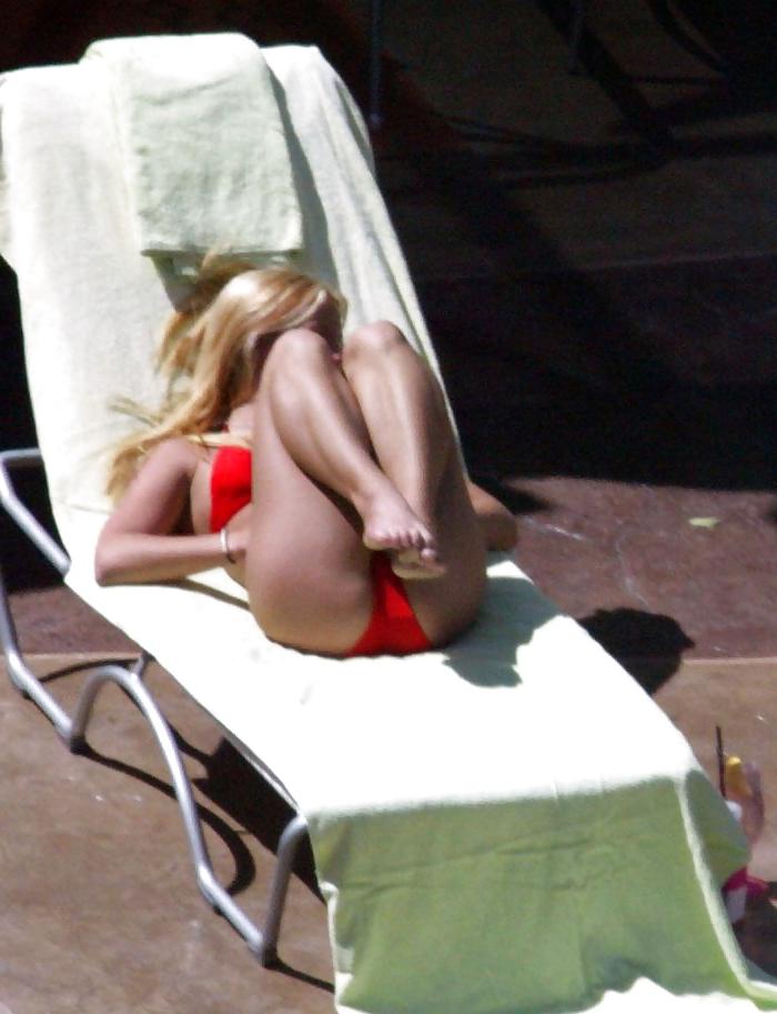 10P BRITNEY SPEARS FLAUNTING HER ASS AND PUSSY IN A RED BIKINI