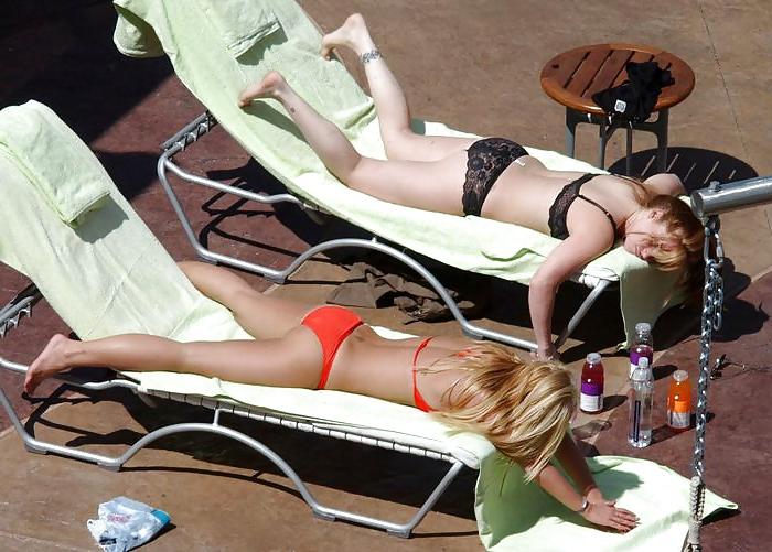 10P BRITNEY SPEARS FLAUNTING HER ASS AND PUSSY IN A RED BIKINI