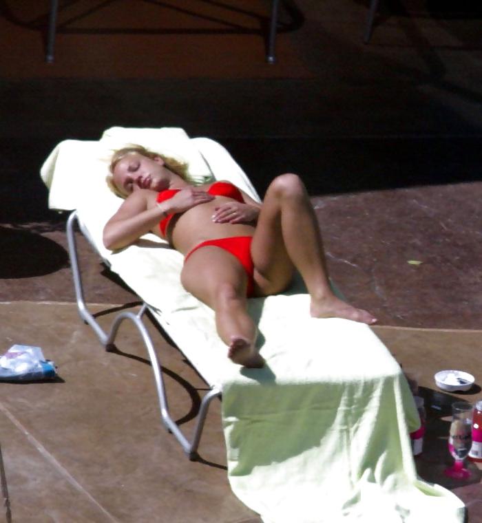 10P BRITNEY SPEARS FLAUNTING HER ASS AND PUSSY IN A RED BIKINI