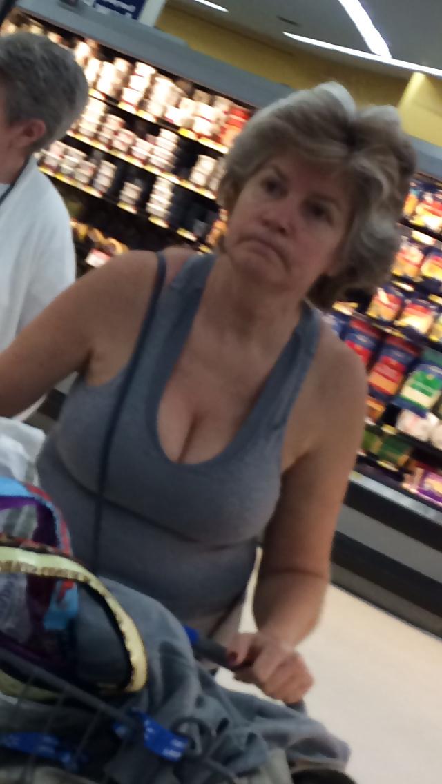 25P Candid Cleavage