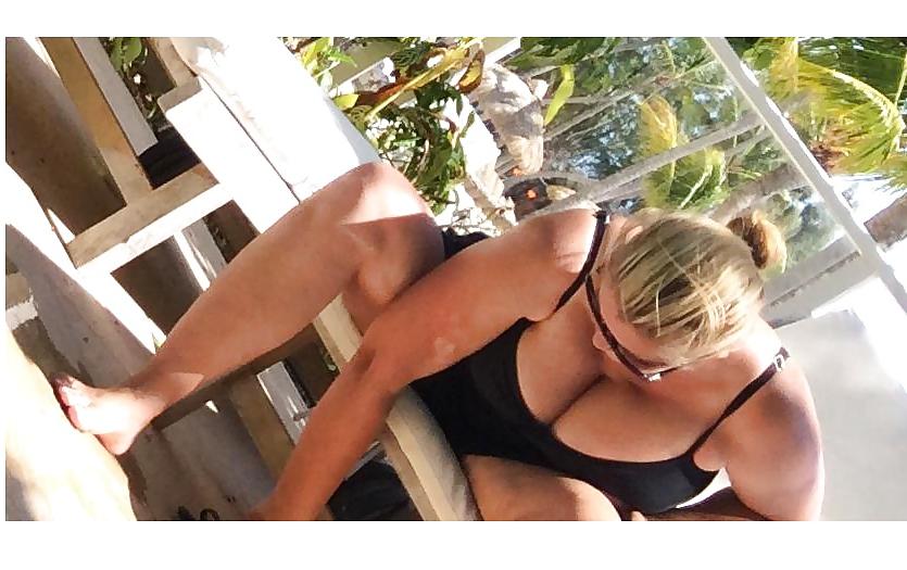 25P Candid Cleavage