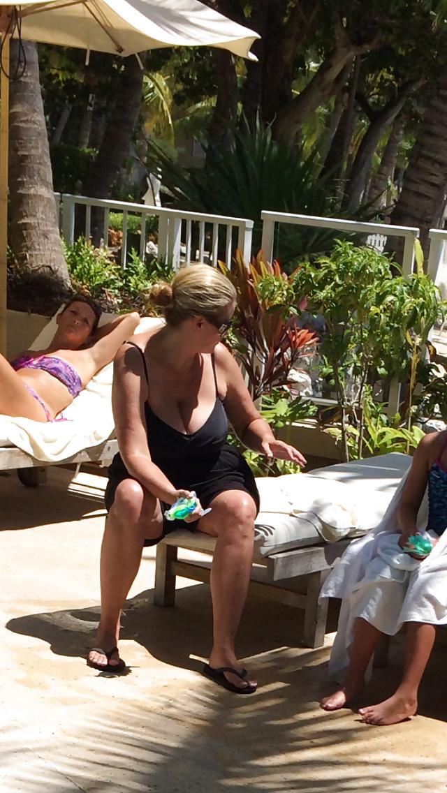 25P Candid Cleavage