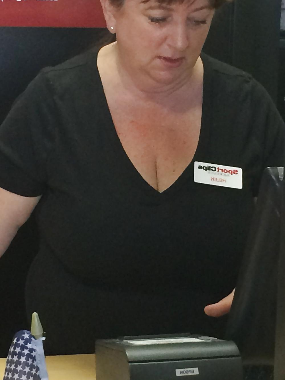 25P Candid Cleavage