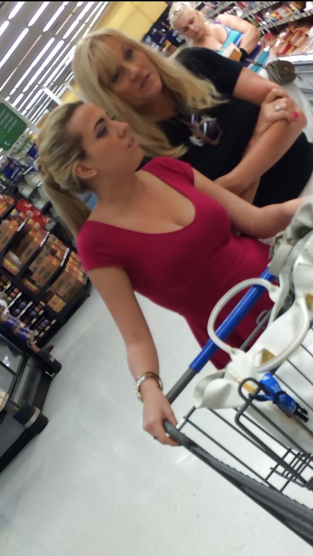 25P Candid Cleavage