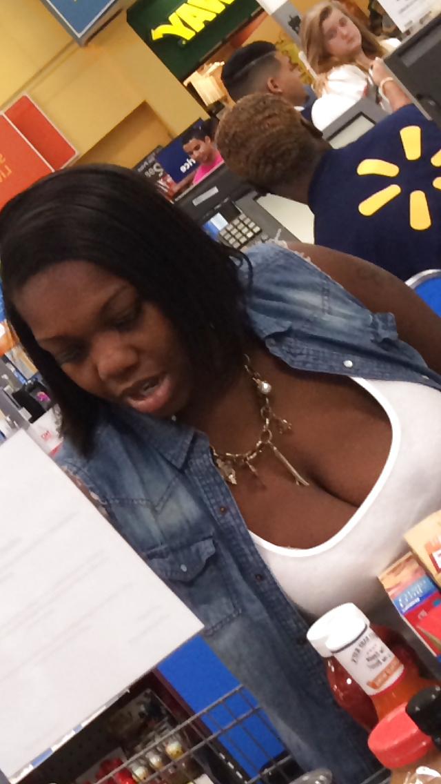 25P Candid Cleavage