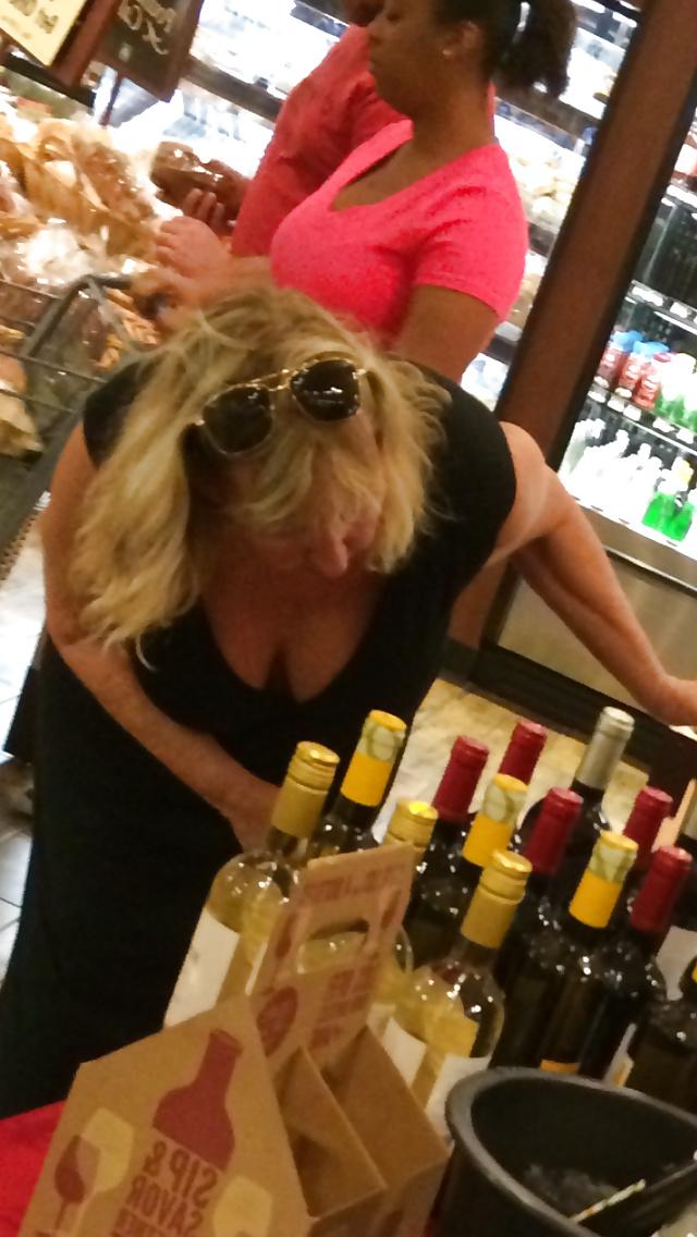 25P Candid Cleavage