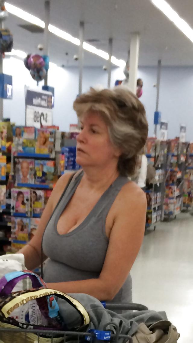 25P Candid Cleavage