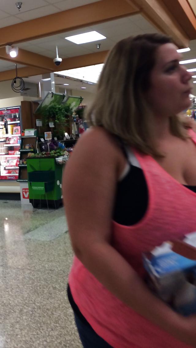 25P Candid Cleavage