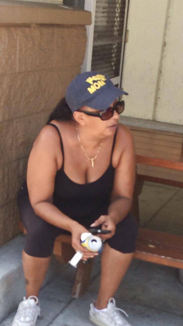 25P Candid Cleavage