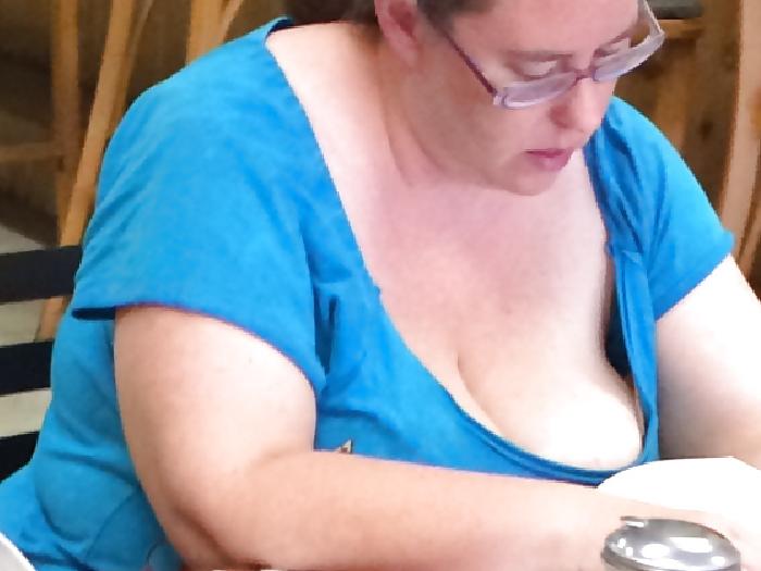 25P Candid Cleavage