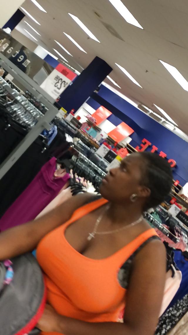 25P Candid Cleavage