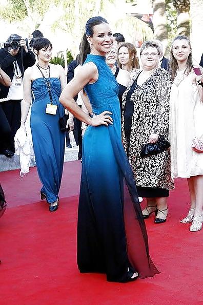 25P Evangeline Lilly shows her GODESS-LEGS!!!!