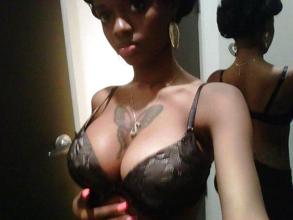 25P 50 Greatest Cleavage Pics