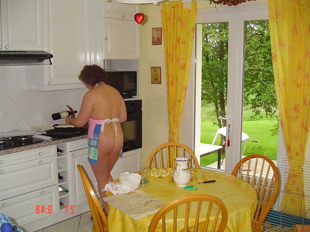 13P Helene nackt in der Küche
