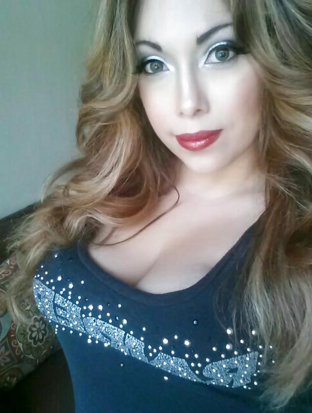14P Gorgeous latina milf