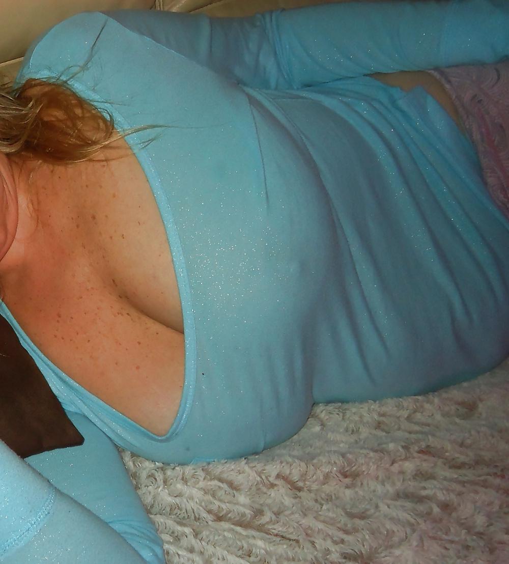 12P Wifes Cleavage