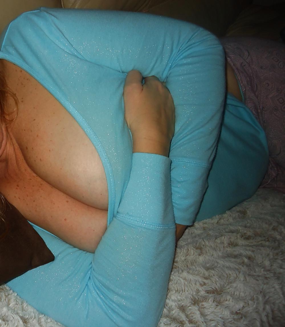 12P Wifes Cleavage