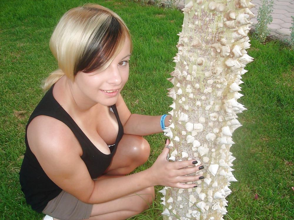 25P NICE CLEAVAGE 3