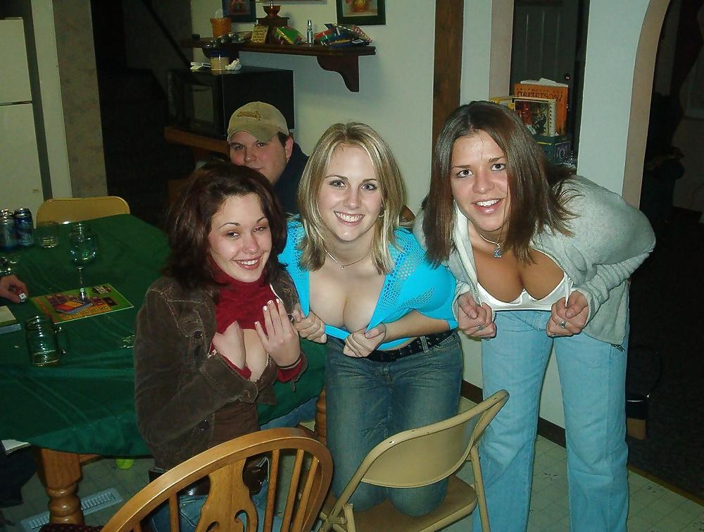 25P NICE CLEAVAGE 3