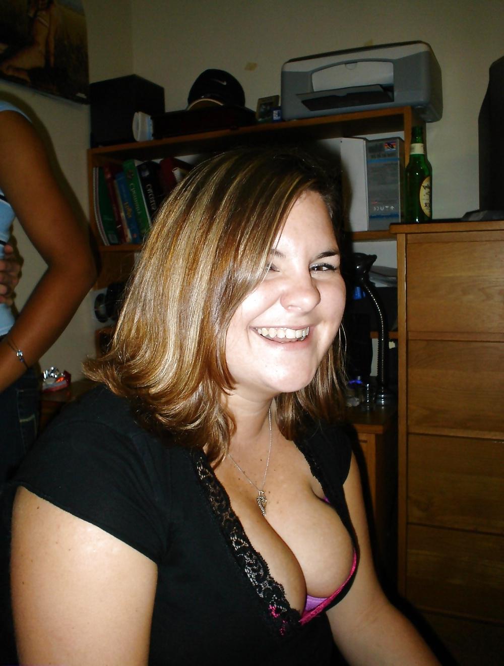 25P NICE CLEAVAGE 3