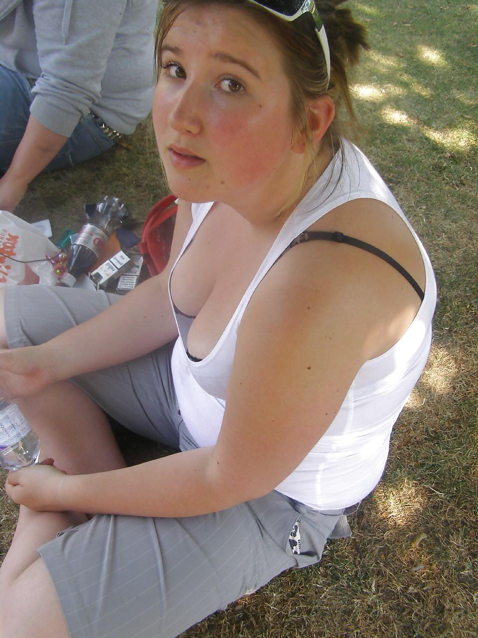 25P NICE CLEAVAGE 3