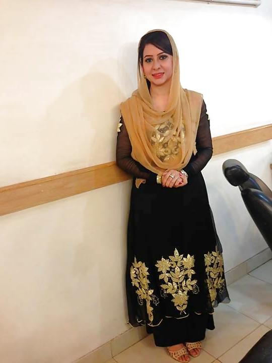 25P Sexy Muslim News Reader Rabbeaa for BIG BLACK COCKS 