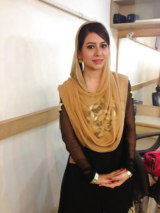 25P Sexy Muslim News Reader Rabbeaa for BIG BLACK COCKS 