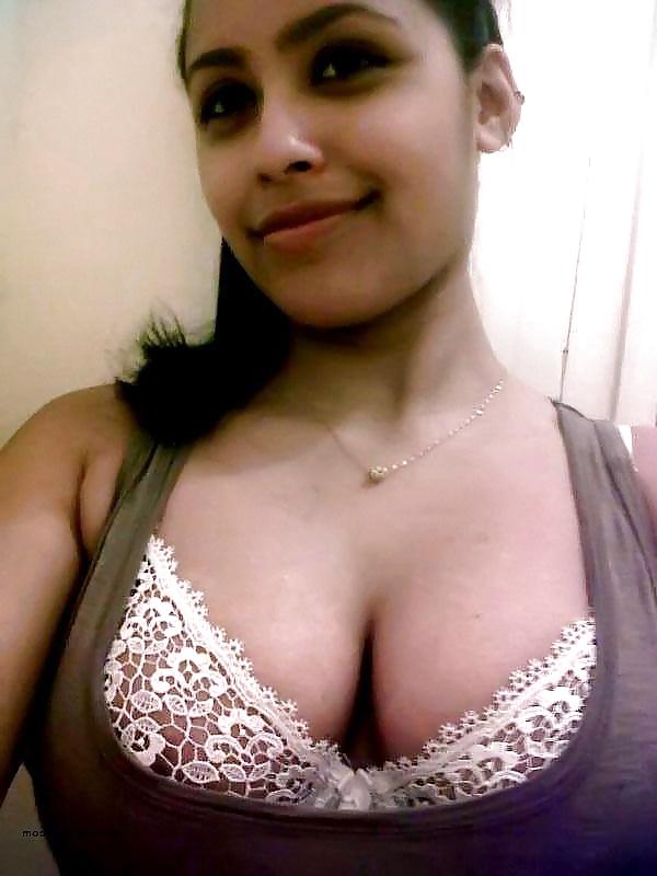 22P Desi Cleavage