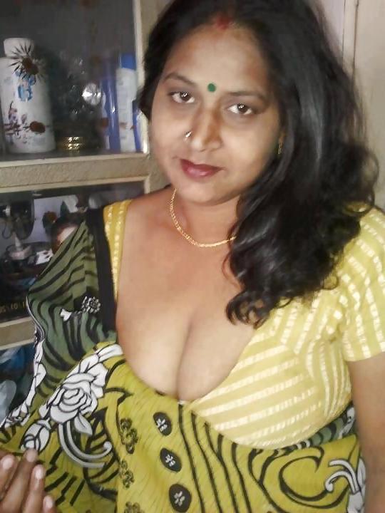 22P Desi Cleavage