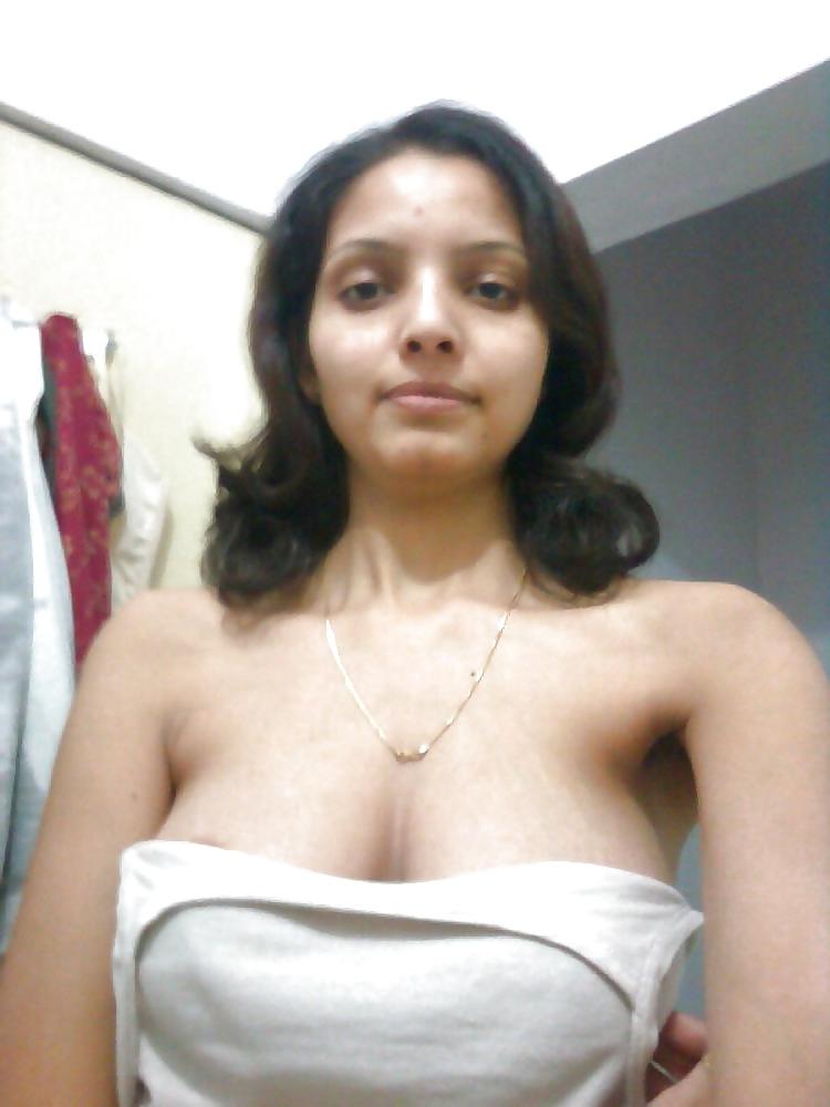 22P Desi Cleavage