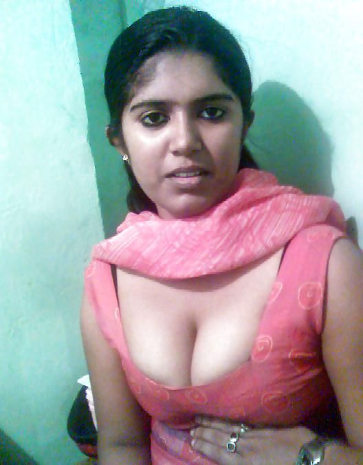 22P Desi Cleavage