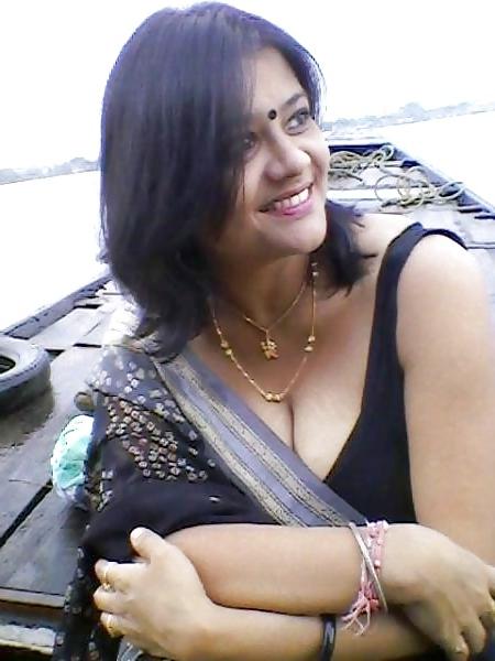 22P Desi Cleavage