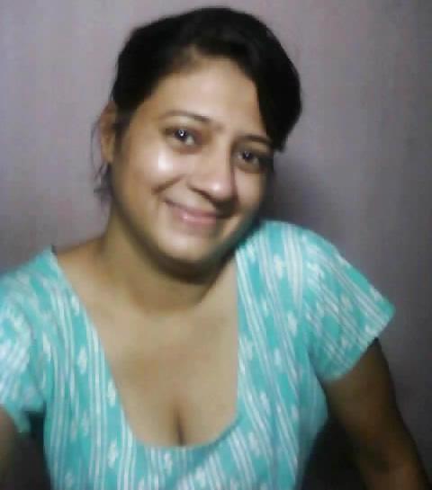 22P Desi Cleavage